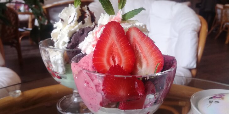 Zajděte na zmrzlinu: 2 zmrzlinové poháry s ovocem a šlehačkou ve staré radnici