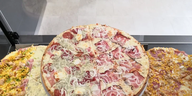 Chacharova pizza se smetanovým nebo rajčatovým základem dle výběru