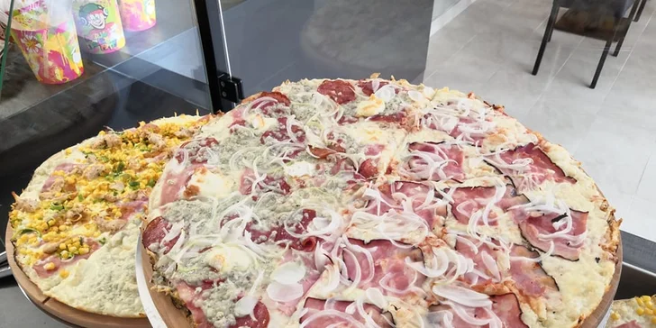 Chacharova pizza se smetanovým nebo rajčatovým základem dle výběru