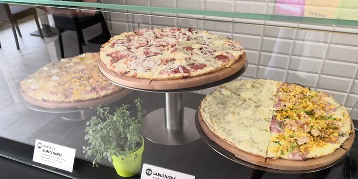Chacharova pizza se smetanovým nebo rajčatovým základem dle výběru