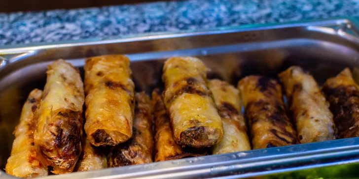 300 g jídla podle výběru ve veganském asijském bufetu Amitabha v Karlíně