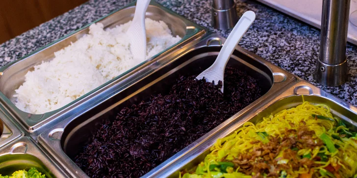 300 g jídla podle výběru ve veganském asijském bufetu Amitabha v Karlíně