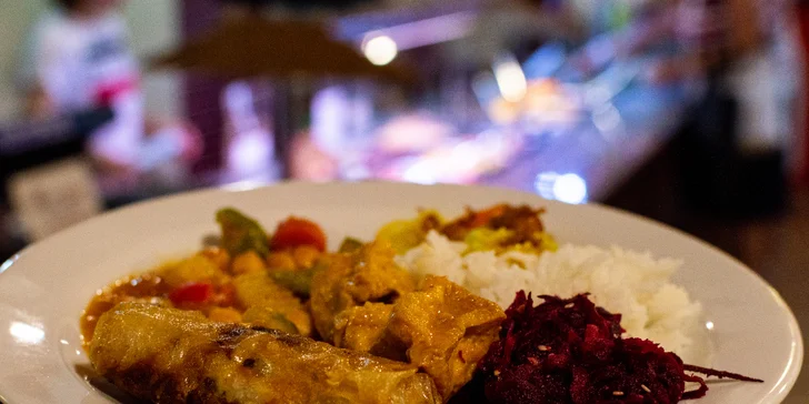 300 g jídla podle výběru ve veganském asijském bufetu Amitabha v Karlíně