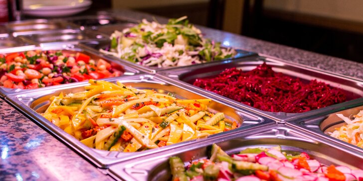 300 g jídla podle výběru ve veganském asijském bufetu Amitabha v Karlíně