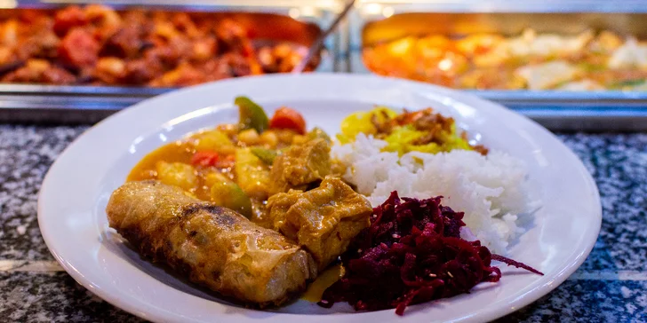 300 g jídla podle výběru ve veganském asijském bufetu Amitabha v Karlíně