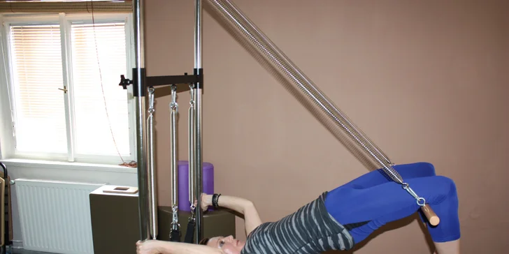 Skupinová lekce pilates i možnost individuální hodiny cvičení na strojích