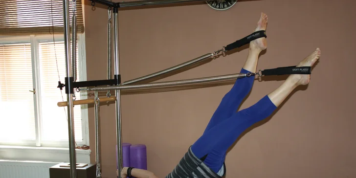 Skupinová lekce pilates i možnost individuální hodiny cvičení na strojích