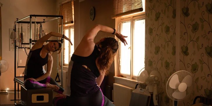 Skupinová lekce pilates i možnost individuální hodiny cvičení na strojích