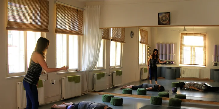 Skupinová lekce pilates i možnost individuální hodiny cvičení na strojích