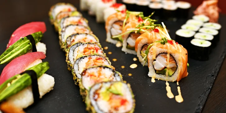 Pestré sushi menu: sety s miso losos nebo tofu polévkou, mangovým salátem i citronádou či vínem