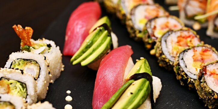 Sushi sety s miso tofu nebo losos polévkou, mangovým salátem i citronádou