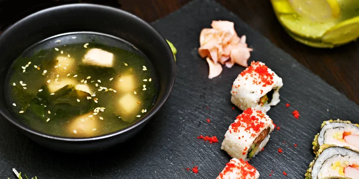 Pestré sushi menu: sety s miso losos nebo tofu polévkou, mangovým salátem i citronádou či vínem