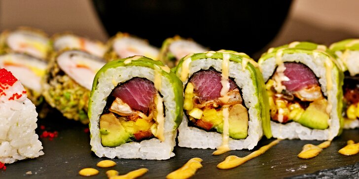 Pestré sushi menu: sety s miso losos nebo tofu polévkou, mangovým salátem i citronádou či vínem