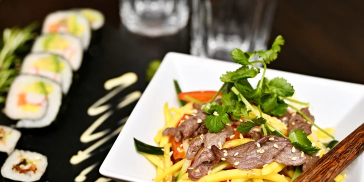 Pestré sushi menu: sety s miso losos nebo tofu polévkou, mangovým salátem i citronádou či vínem