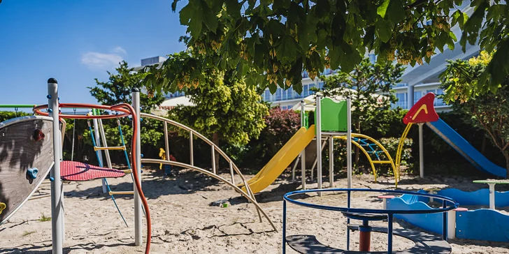 Hřiště s pískem, prolézačkami a kolotočem? To děti nadchne.