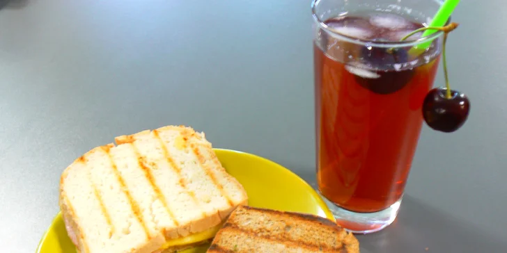 Zdravá svačinka: panini nebo toust a limonáda z bio ovocného koncentrátu