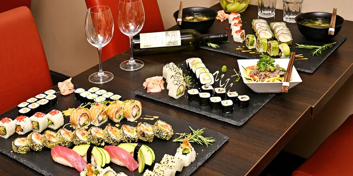 Pestré sushi menu: sety s miso losos nebo tofu polévkou, mangovým salátem i citronádou či vínem