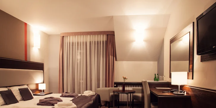 Ubytujete sa v elegantne zariadenej dvojlôžkovej izbe podľa výberu.