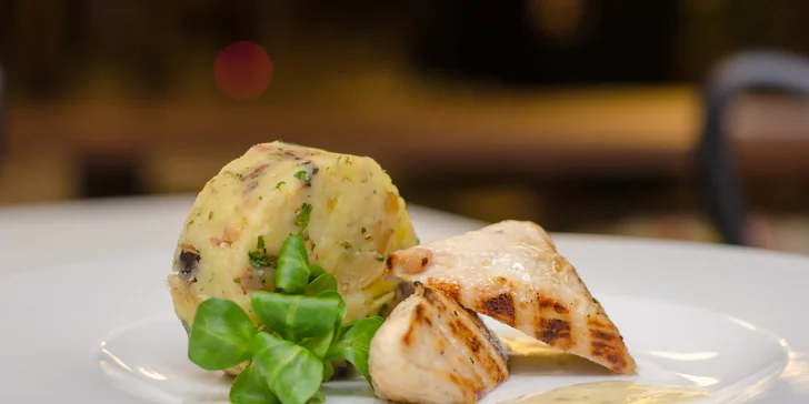 Šťavnaté kuřecí prso připravené na grilu, podávané s citronovou omáčkou a šťouchanými brambory se šalotkou a restovanou slaninou