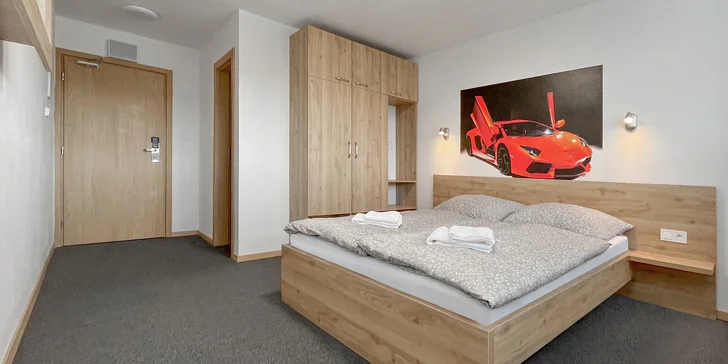 Ubytujete se v jedinečné budově hotelu Double red cars*** v Brezně.