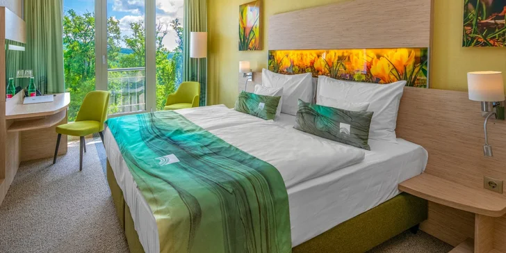 Pokoje v hotelu jsou prostorné a moderně zařízené.