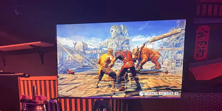 S přáteli si tu můžete zahrát kulečník, fotbálek či na PS5.