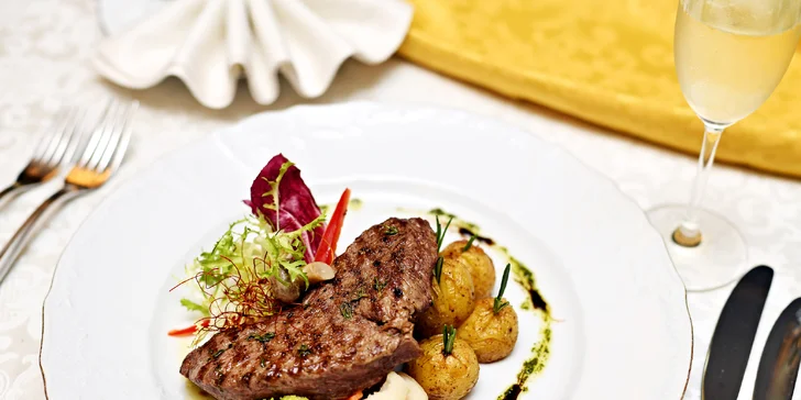 I hlavní chod je na výběr ze dvou variant: první je hovězí steak Ball Tip podávaný s marinovanou zeleninou a pečenými bramborami Grenaille.