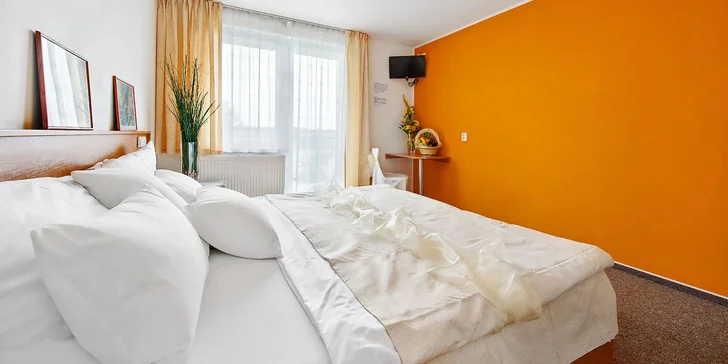 Budete mít připravený dvoulůžkový pokoj či bungalov (dle kapacit). Sáhnout můžete také po pobytu v apartmánu De Luxe.