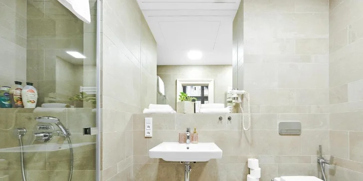 Kúpeľňa so sprchou je súčasťou všetkých apartmánov.