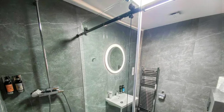 V kúpeľni je sprchový kút, toaleta aj hotelová kozmetika.