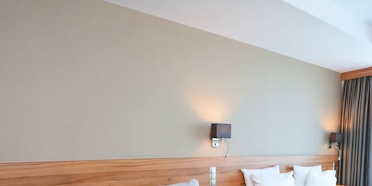 Pokoje disponují klimatizací, prostornou koupelnou s toaletou, televizí a Wi‑Fi připojením.