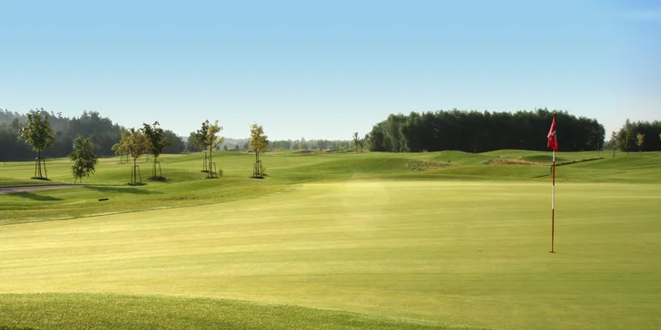 Hotel přímo sousedí s golfovým hřištěm.