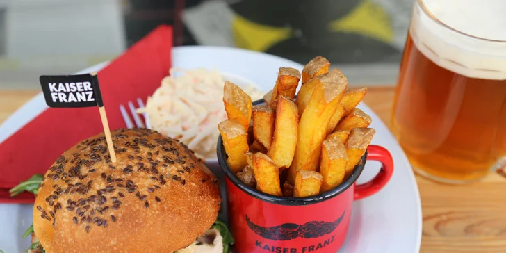 Ke každému burgeru dostanete domácí americké hranolky a salát coleslaw.