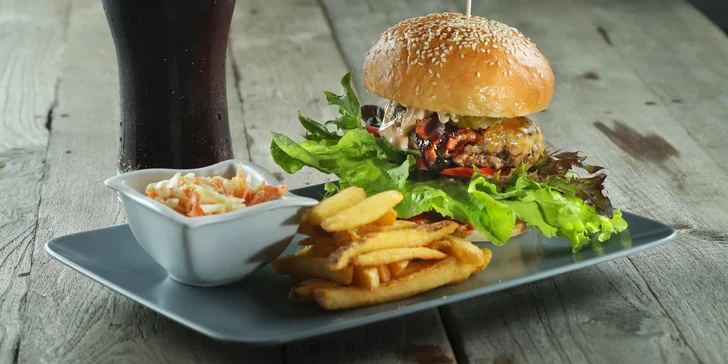 1 či 2 burger menu s hranolky, coleslawem a limonádou: odnos s sebou i rozvoz po Hrádku a okolí 15 km