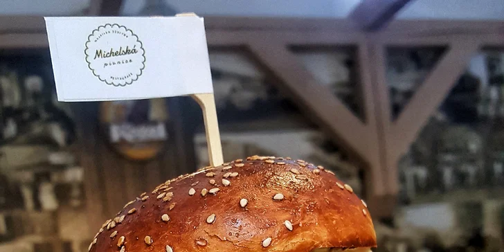 Pořádný burger: výběr ze 3 druhů, 200 g hovězího masa a hranolky