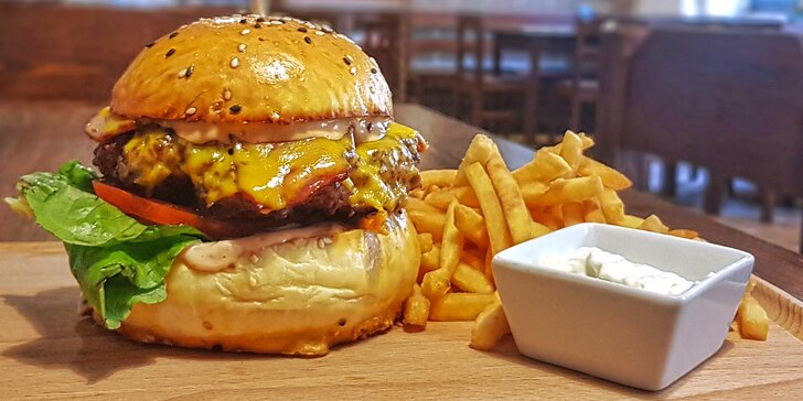 Pořádný burger: výběr ze 3 druhů, 200 g hovězího masa a hranolky