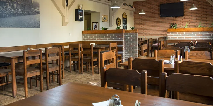 Pořádný burger: výběr ze 3 druhů, 200 g hovězího masa a hranolky
