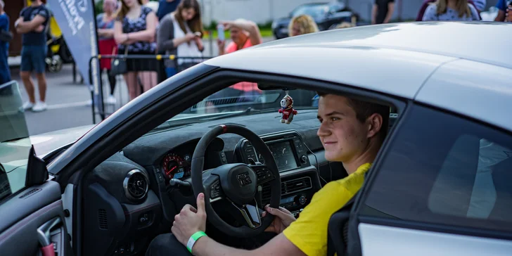 Jízda ve Ferrari, Lamborghini, Nissanu, Aston Martinu nebo Porsche a simulátor Škoda Fabia WRC