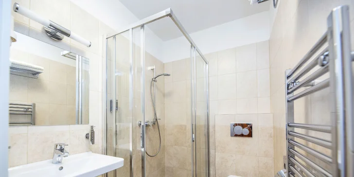 Relaxace na zámku Hrubá Skála: polopenze, masáž, wellness i vstup na vyhlídku
