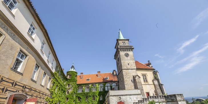 Jarní relaxace na zámku Hrubá Skála: polopenze a wellness s venkovní vířivkou