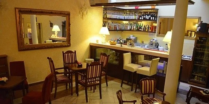 Espresso s mlékem a domácí tvarohovo-ovocný koláč
