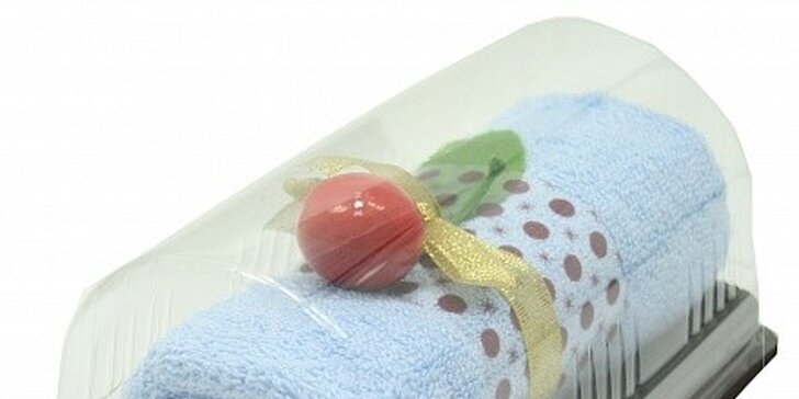 Ručníková roláda v krabičce, složená ze dvou ručníků, ozdobená třešničkou.