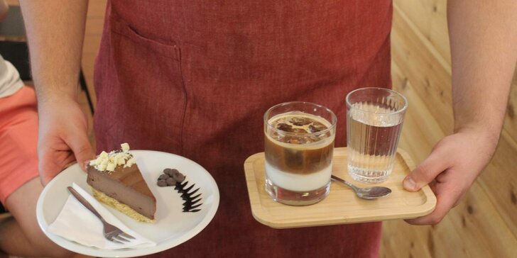 Káva a dort podle výběru v kavárně Mezičasy Café pro 1 i 2 osoby