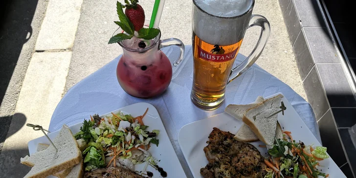 Menu pro dva: steak s přílohou, salát i domácí ovocná limonáda nebo pivo