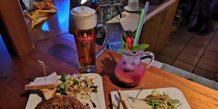 Menu pro dva: steak s přílohou, salát i domácí ovocná limonáda nebo pivo