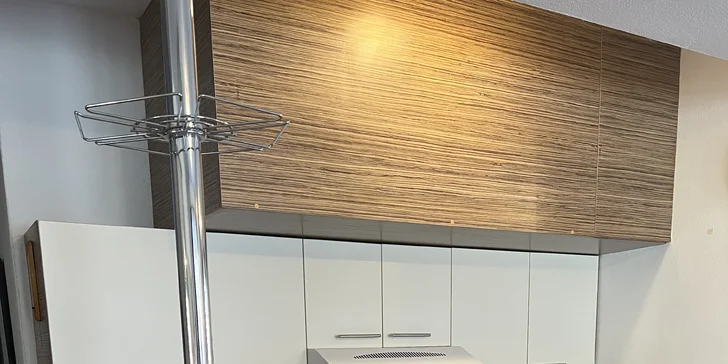  Pobyt je bez stravy, na prípravu jedla tak môžete využiť kuchynku so spotrebičmi ako toastovač, kávovar, mikrovlnná rúra a chladnička (na fotke apartmán 1). 