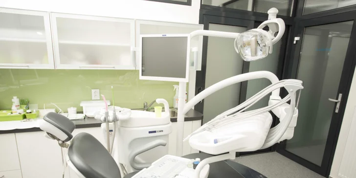 Profesionální dentální hygiena včetně air flow: komplexní ošetření chrupu