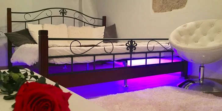 Romantika v privátním wellness se saunou, vířivkami a lahví vína pro dva