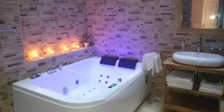 Romantický pobyt v Praze se snídaní, sektem a vířivkou i saunou na pokoji