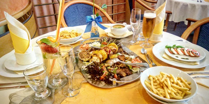 Tříchodové menu pro 2 osoby: přípitek, grilované maso i dezert z mascarpone